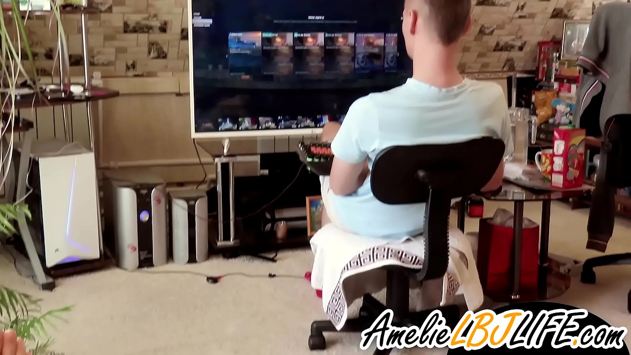 A rapariga masturba-se com um brinquedo sexual para o namorado jogar jogos de computador