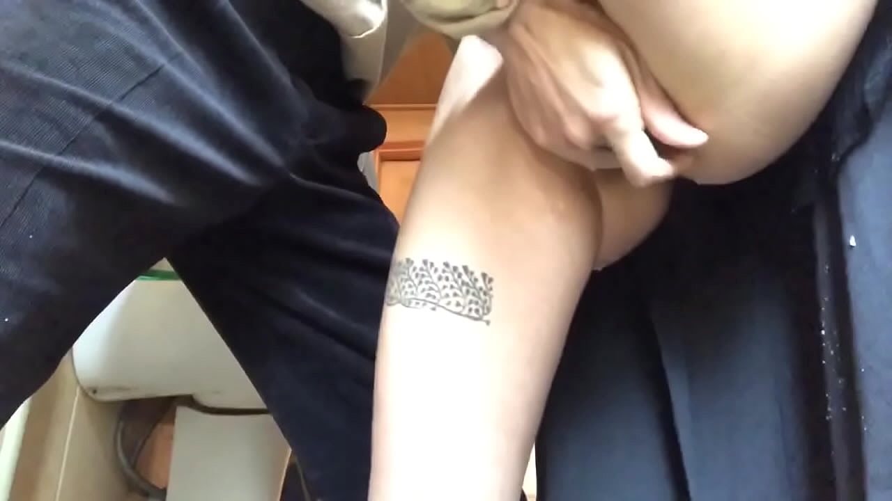 Esguichar na casa de banho da escola, um verdadeiro orgasmo espumoso - o meu professor fez o seu melhor