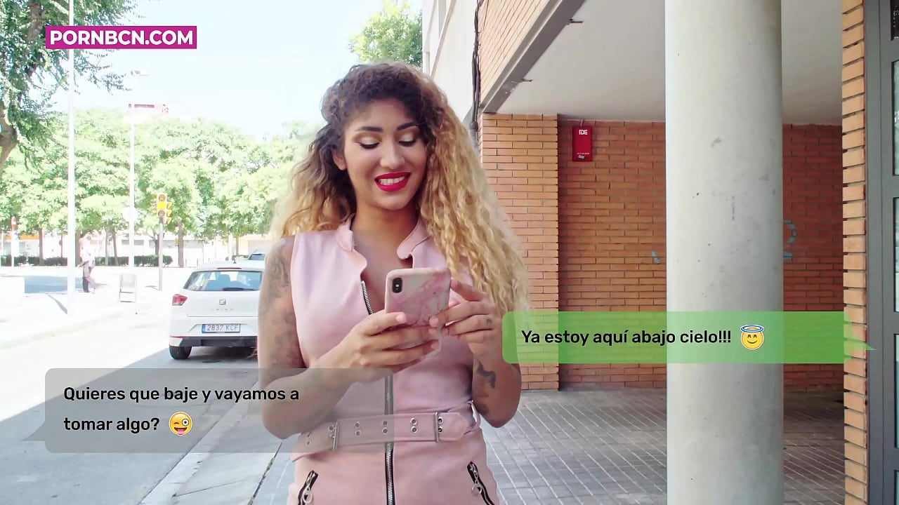 Mulher infiel prestes a foder com força o seu jovem amante enquanto o marido trabalha. Latina com mamas e um grande rabo. Afrodite de Vénus.