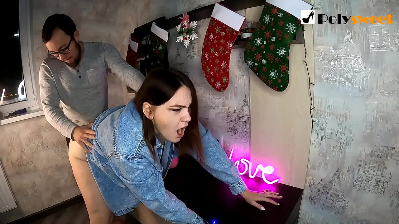 O gajo gostava de foder uma rapariga bonita com um rabo de cavalo no cu com a boca e a pila