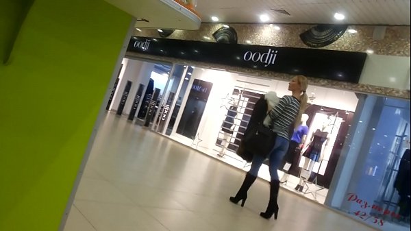 Uma gaja fixe no supermercado.