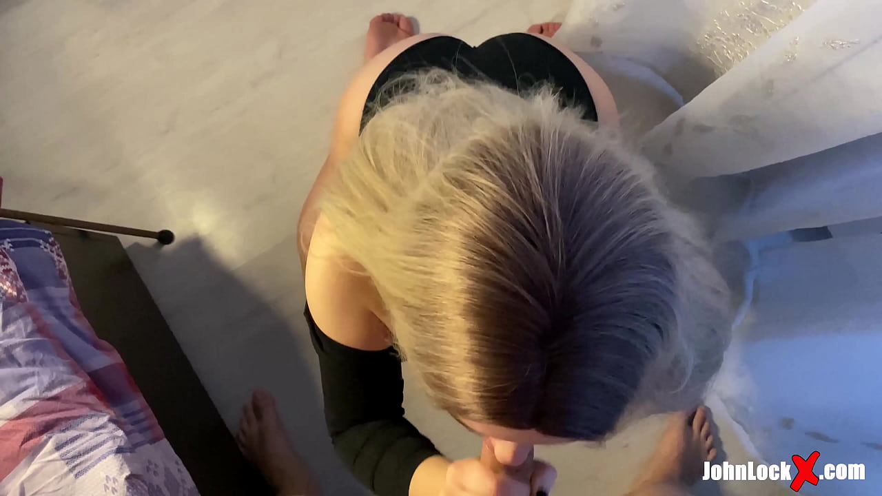 Ruiva a chupar pilas e a foder, a virar-se no cu